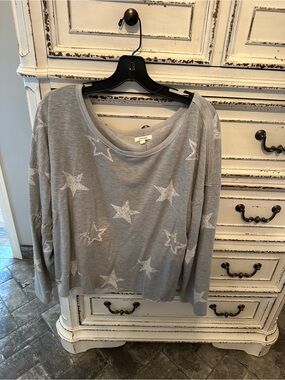 Maurices Light Gray Star-Print Long-Sleeve Top